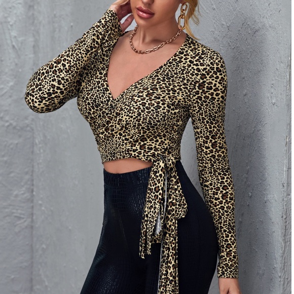 Tops Surplice Wrap Knot Side Leopard Crop LG - Picture 2 of 3